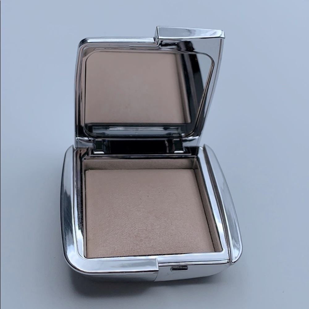 Hourglass highlighter - incandescent strobe light